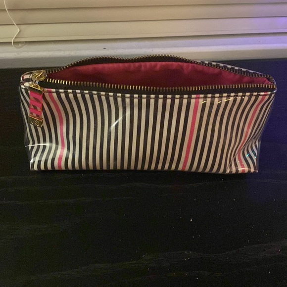 Victoria’s Secret make up bag NWOT. - Picture 6 of 11